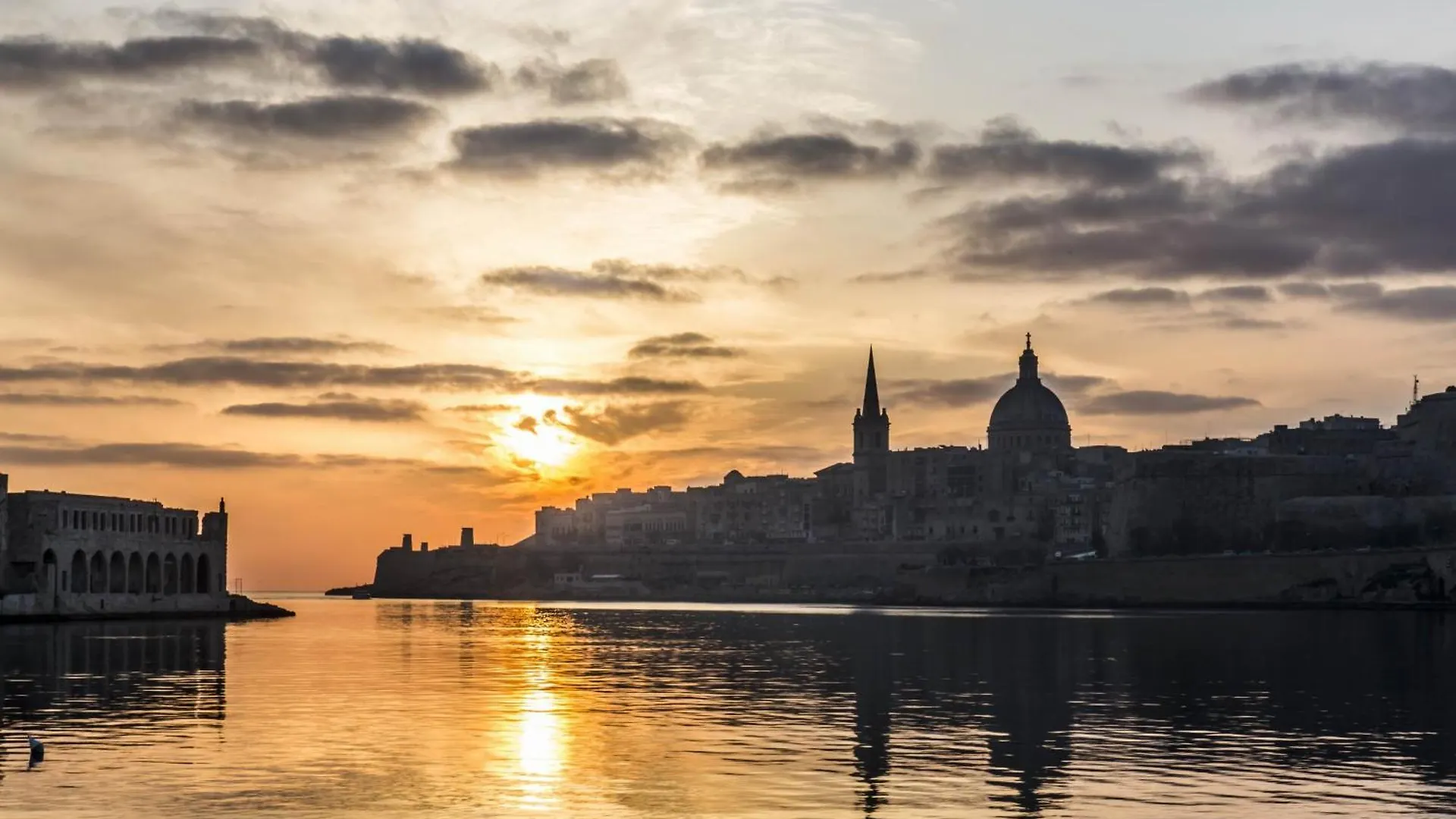 Chic Retreat In The Heart Of Tigne Sliema Apartment Malta