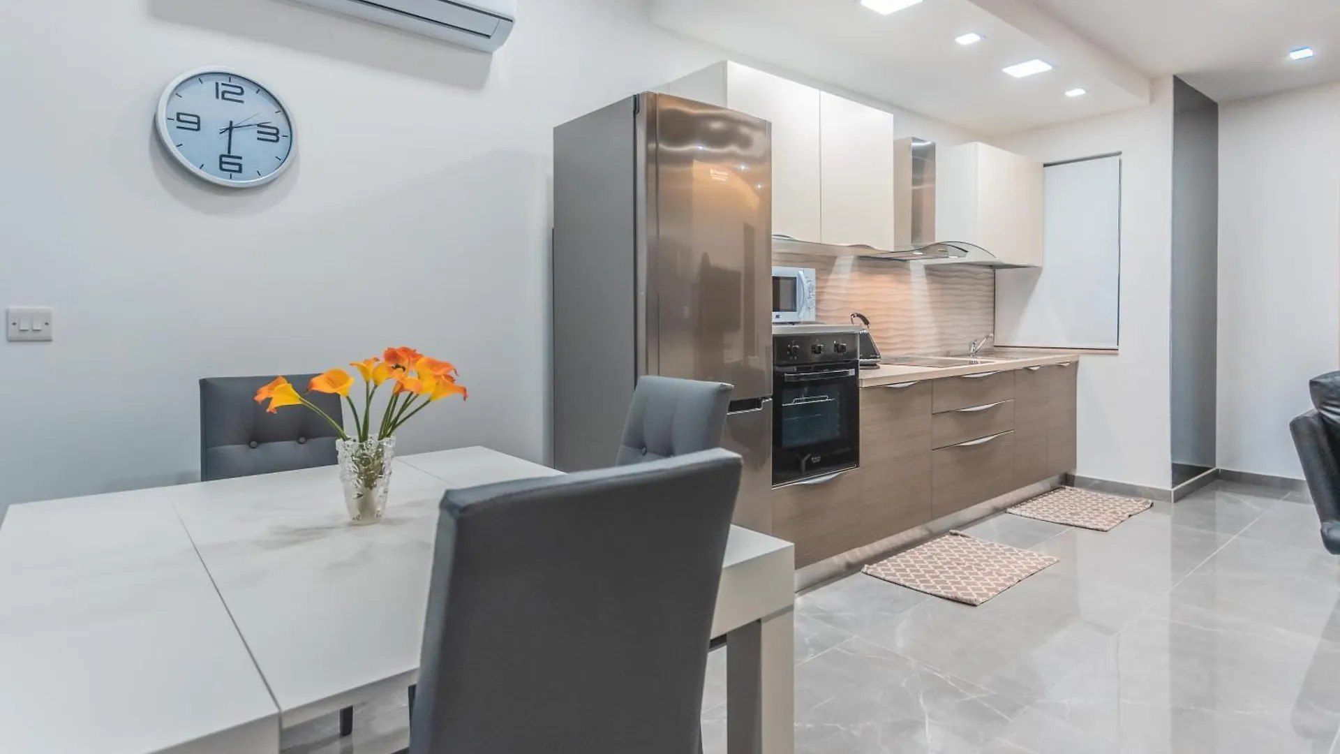 Chic Retreat In The Heart Of Tigne Sliema Apartment
