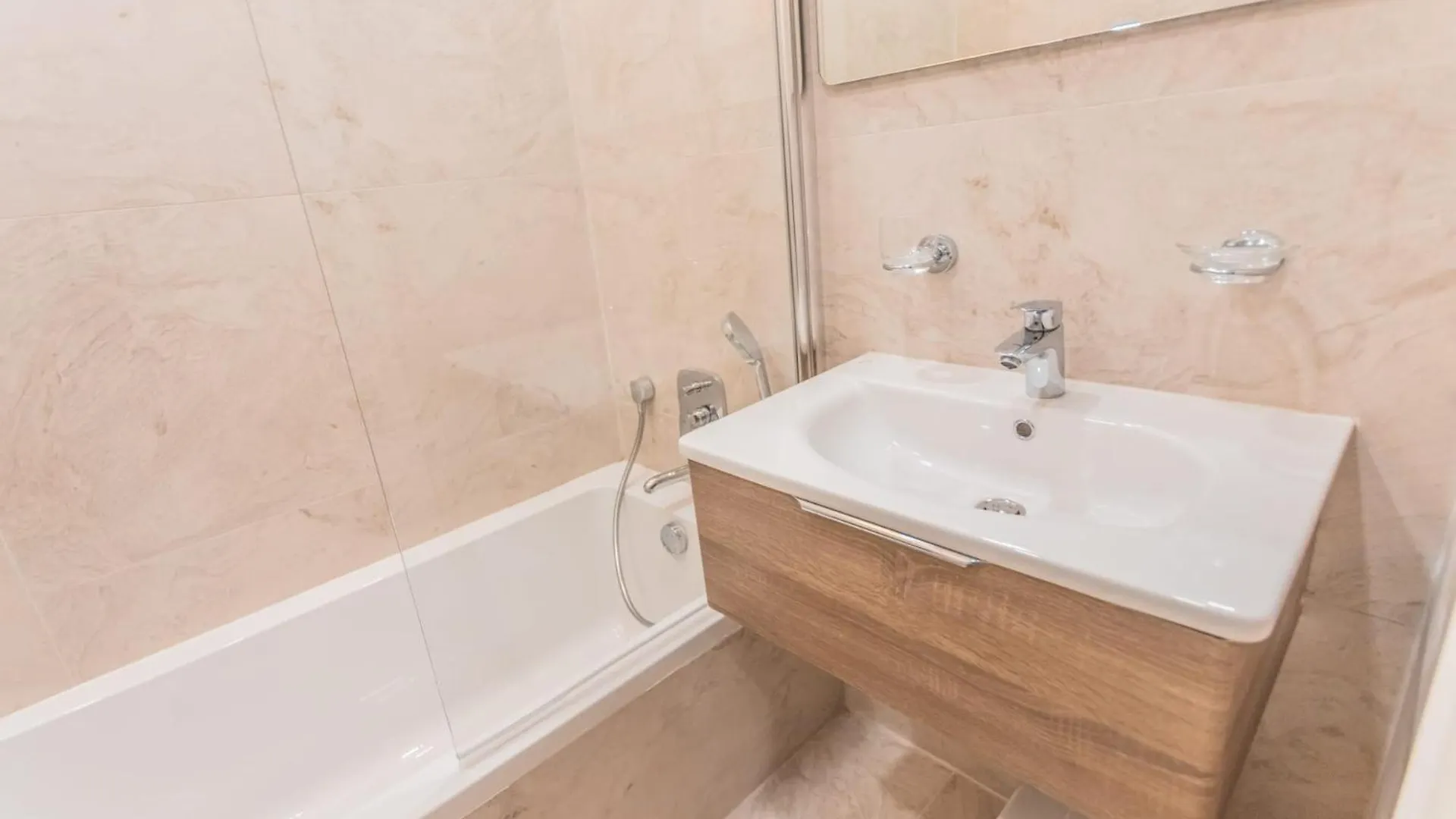 Chic Retreat In The Heart Of Tigne Sliema Apartment Malta